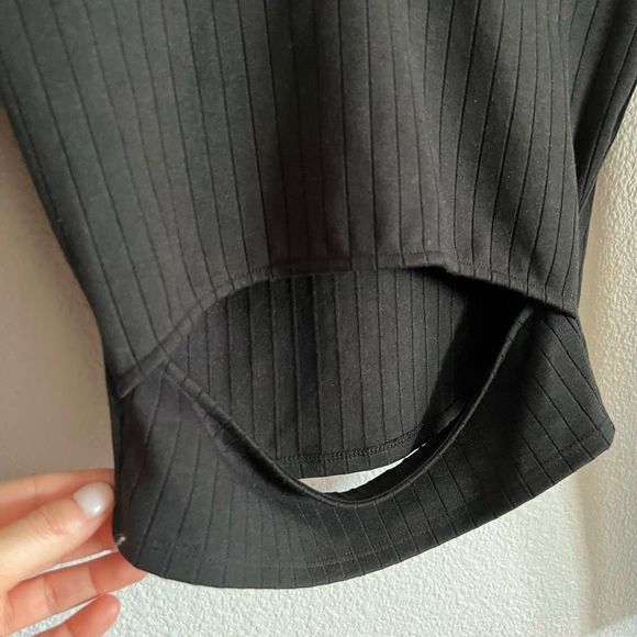 Lovers + Friends Clea Ribbed Long Sleeve Crop Top - Picture 5 of 6